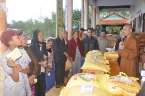 phát gạo từ thiện