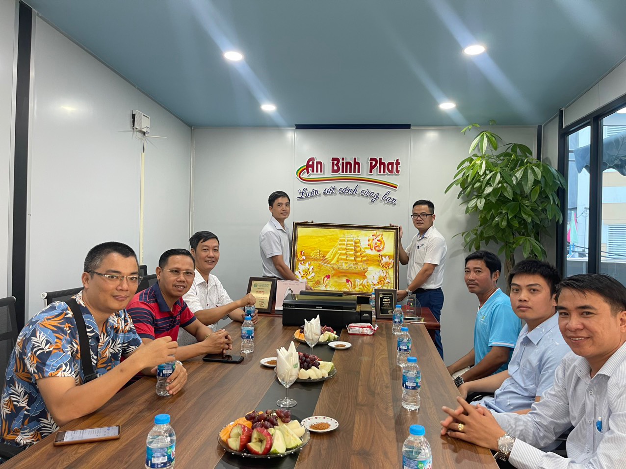 Đại diện lâm thời Hội doanh nhân Thái Bình Miền Nam thăm doanh nghiệp thành viên - Công ty An Bình Phát